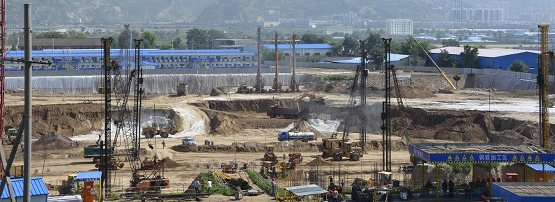 建筑埋在地面以下的部分稱為基礎。承受由基礎傳來荷載的土層稱為地基，位于基礎底面下第一層土稱為持力層，在其以下土層稱為下臥層。地基和基礎都是地下隱蔽工程，是建筑物的根本，它們的勘察、設計和施工質量關系到整個建筑的安全和正常使用。